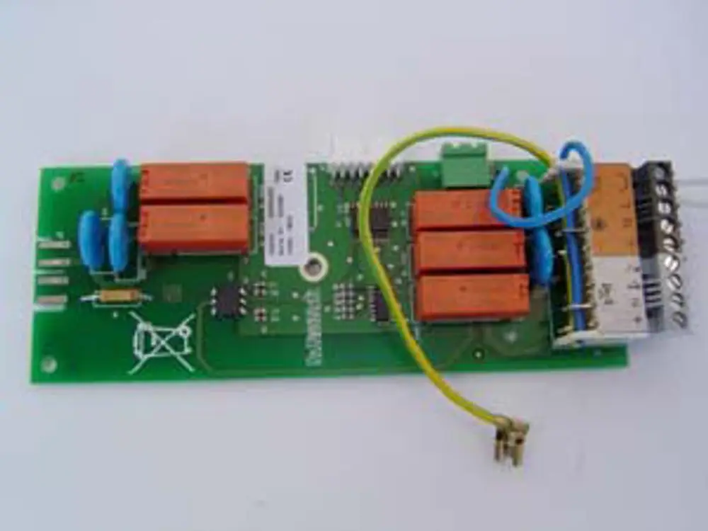 Platine der Marke Remeha mit mehreren Relais und Verbindungen, angeordnet auf einer grünen Leiterplatte, geeignet für elektrische Steuerungen.